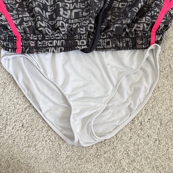 UNDER ARMOUR running shorts - Picture 4 of 6